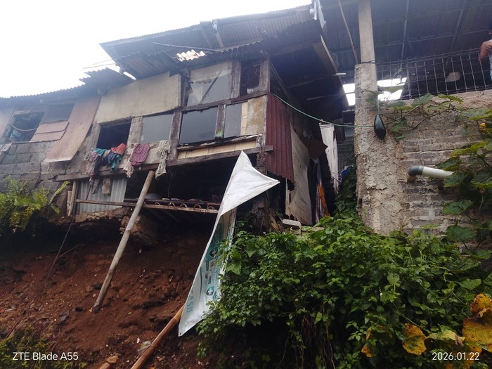 1769317537806-ilustrasi-rumah-pinggir-sungai-1769313822788