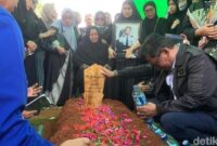 1769317543225-tangis-keluarga-pecah-usai-jenazah-kopilot-pesawat-atr-42-500-farhan-gunawan-dimakamkan-di-pemakaman-darusalam-valley-kabupate-1769307817401_169