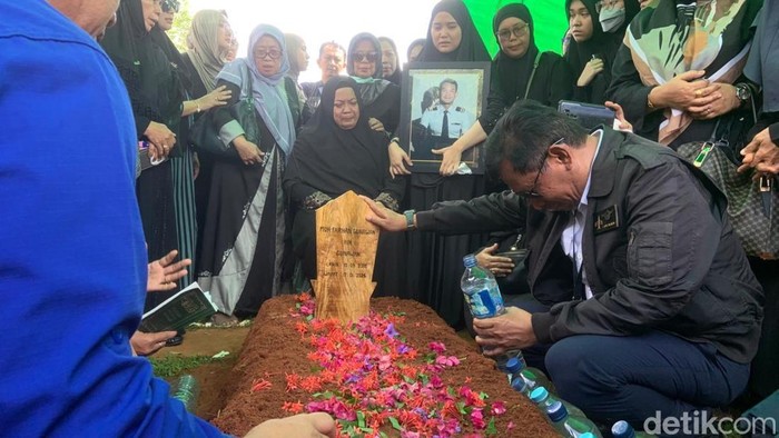 1769317543225-tangis-keluarga-pecah-usai-jenazah-kopilot-pesawat-atr-42-500-farhan-gunawan-dimakamkan-di-pemakaman-darusalam-valley-kabupate-1769307817401_169