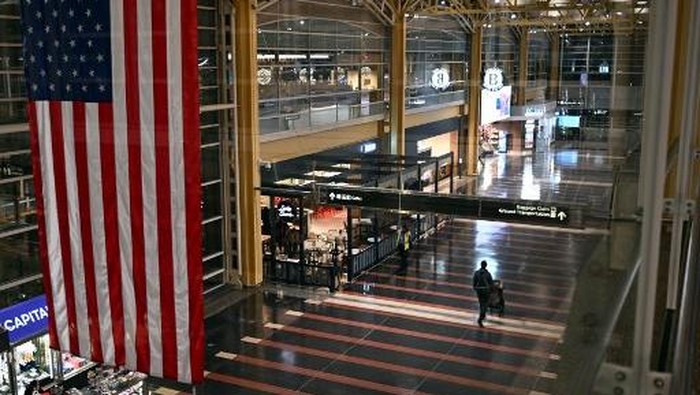 1769339155168-seorang-penumpang-berjalan-melalui-area-check-in-bandara-nasional-ronald-reagan-di-washington-dc-pada-24-januari-2026-1769336633292_169