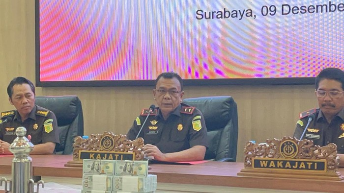 1769360776636-kepala-kejati-jatim-agus-sahat-st-1765281305371_169