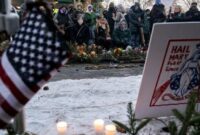 1769360778315-orang-orang-berduka-di-tugu-peringatan-sementara-di-area-tempat-alex-pretti-yang-berusia-37-tahun-ditembak-mati-oleh-agen-imig-1769342080562_169