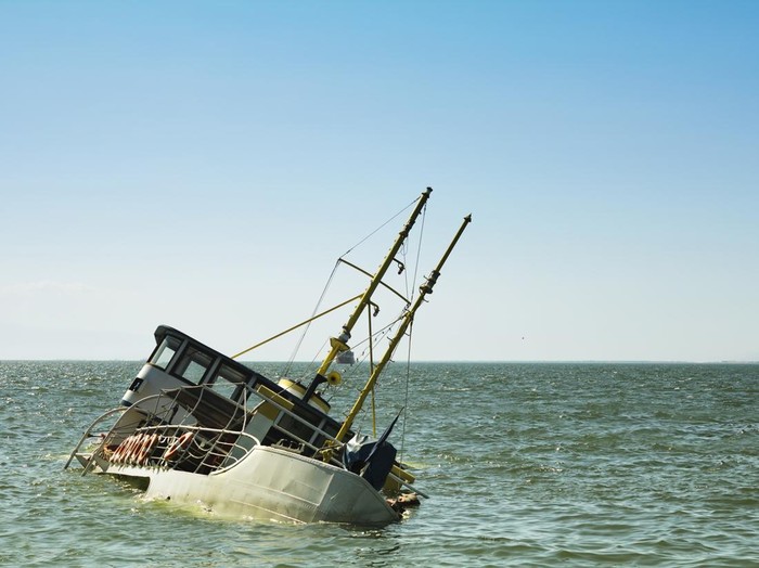 1769403954247-ilustrasi-kapal-pengangkut-turis-tenggelam_43