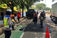 1769425557677-sebuah-video-memperlihatkan-pemotor-terjatuh-karena-jalan-berlubang-di-jalan-juanda-depok-polisi-bersama-dinas-pupr-kota-depok-1769424105644_169