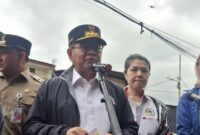 1769490374296-pramono-saat-meninjau-pengerukan-kali-cakung-lama-beliadetikcom-1769485805157_169