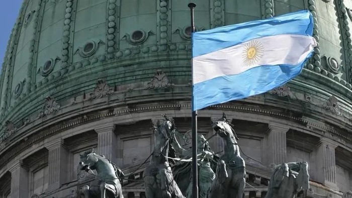 1769511980673-bendera-argentina-berkibar-di-gedung-kongres-yang-ada-di-ibu-kota-buenos-aires-1769510305940_169